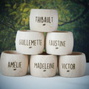 Rond de serviette en bois – Motif feuillage