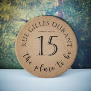 Dessous de Plat en Liège Personnalisé – “The Place to Be”