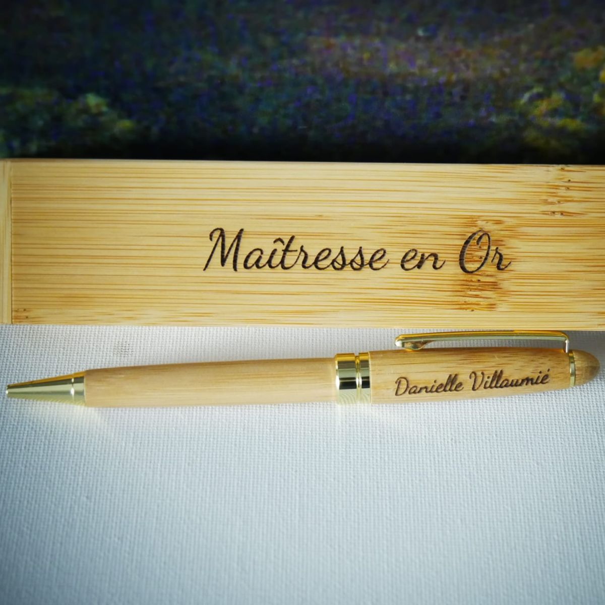 Coffret cadeau élégant – Stylo à bille twist dans sa boîte en bambou - Image 2