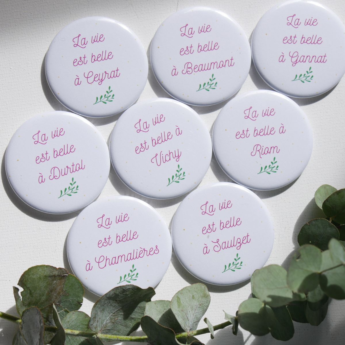 Lot de 4 aimants/magnets personnalisés – “La vie est belle à …”