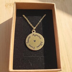Collier médaille Cœur entouré des prénoms – Bijou personnalisé en acier inoxydable