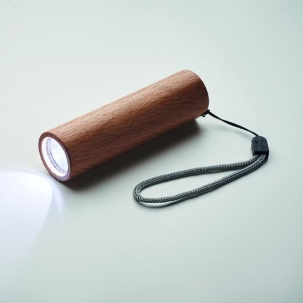 Lampe torche en bois personnalisée – rechargeable – LED – cadeau utile - Image 4