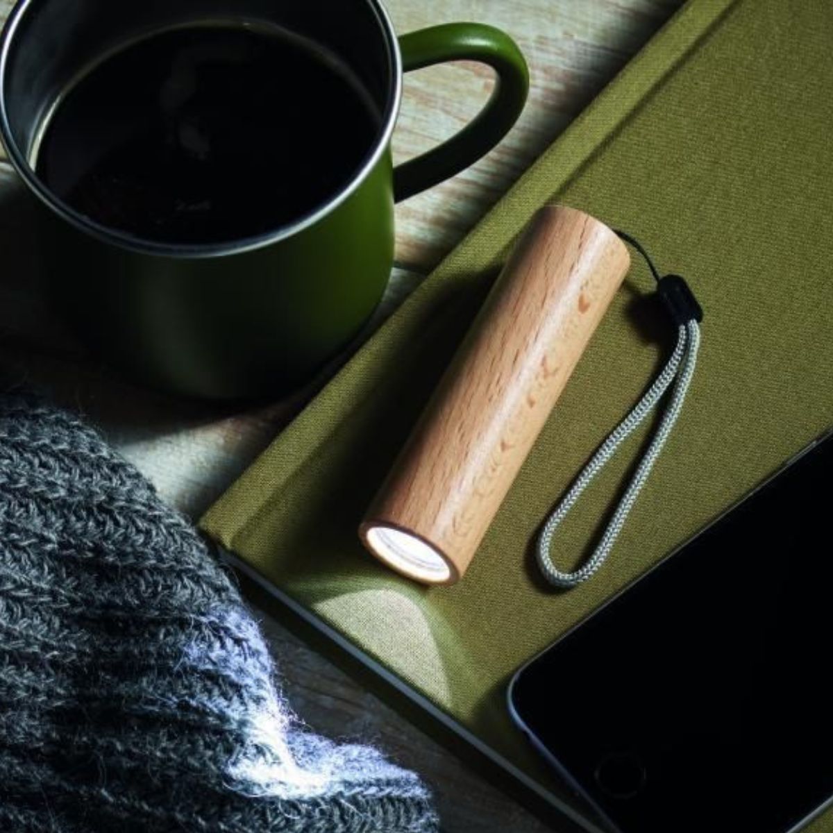 Lampe torche en bois personnalisée – rechargeable – LED – cadeau utile - Image 5