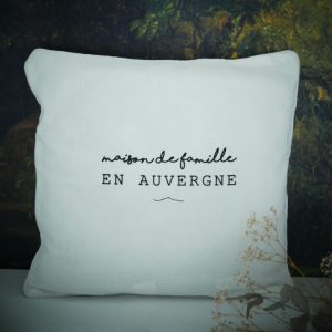 ⭐ Pièces uniques - Coussin blanc – « Maison de famille en Auvergne »
